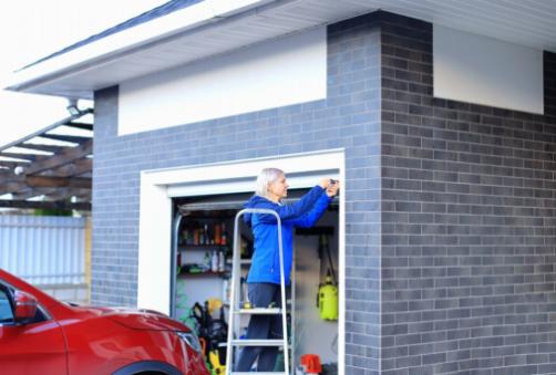 Choisir la bonne porte de garage pour une installation DIY : Ce qu'il faut prendre en compte