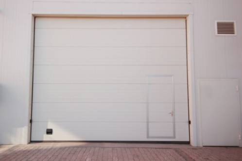 Comment choisir les bons panneaux de porte de garage pour les remplacer