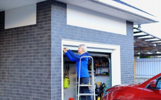 Erreurs courantes d'ajustement des rails de porte de garage à éviter à tout prix