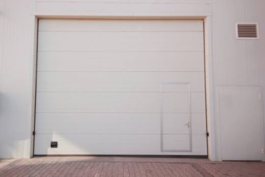 Optimisez l'efficacité énergétique avec l'isolation de la porte de garage : un guide de bricolage