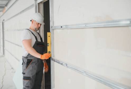 Peinture de porte de garage DIY : Astuces et techniques pour un résultat professionnel