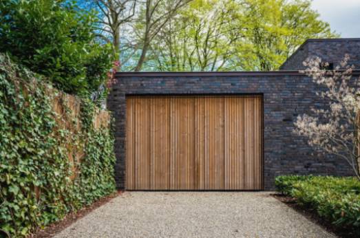 Pourquoi teinter une porte de garage est le projet de bricolage parfait pour le week-end