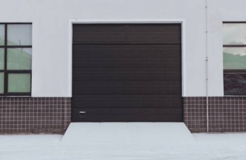 Rehaussez l'esthétique de votre maison : comment la peinture de la porte de garage peut avoir un grand impact