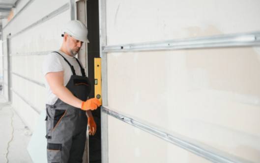 Évitez les réparations coûteuses : Les avantages du remplacement rapide des panneaux de porte de garage